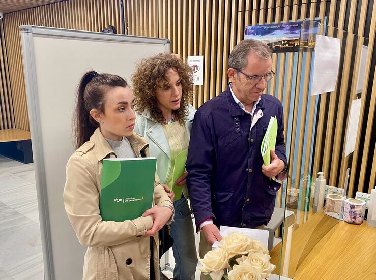 Vox interpone recurso de alzada para impedir retirada de la Cruz de los Cados de Cceres