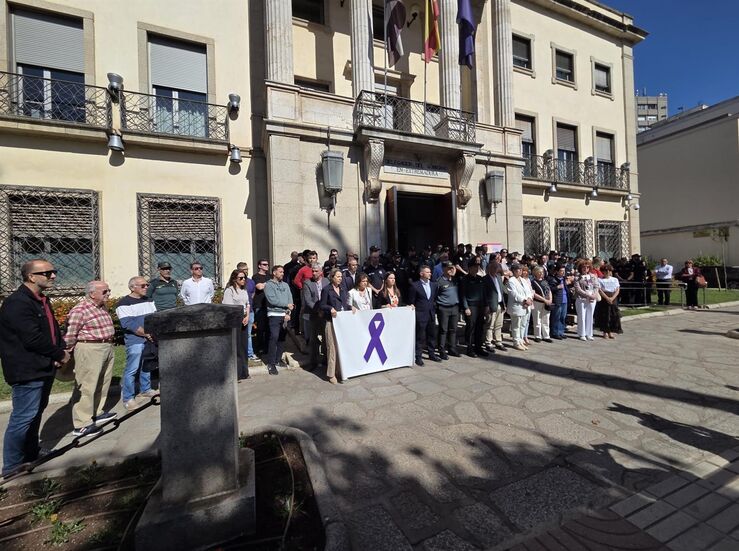 En Badajoz minuto de silencio por las vctimas de violencia de gnero