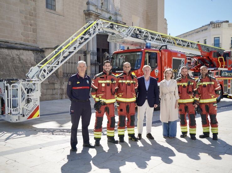 Los bomberos de Badajoz incorporan una nueva autoescala de 42 metros 