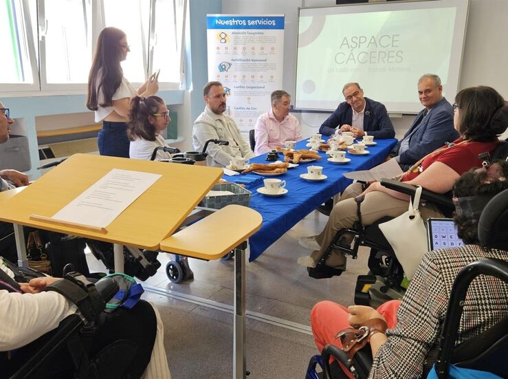 Aspace Cceres inicia programa desayunos con autoridades para darles a conocer el centro