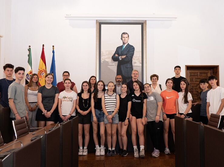Morales recibe al alumnado del IES Valle del Jerte y del liceo JeanPerrin de Nantes