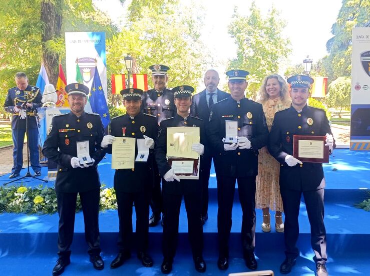 Ayuntamiento de Cceres felicita a los policas locales reconocidos en su Da