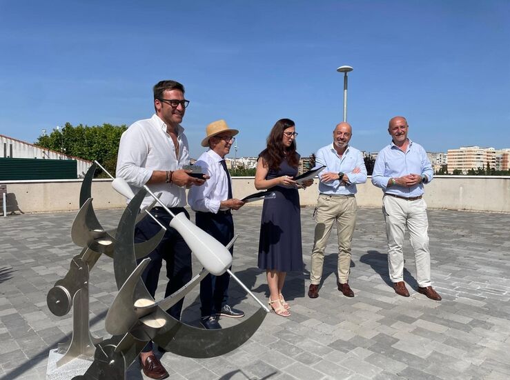 Parque Prncipe de Cceres suma a su museo abierto nueva escultura de dos relojes de sol