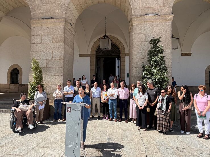 Cceres muestra su repulsa por los asesinatos de mujeres vctimas de la violencia machista