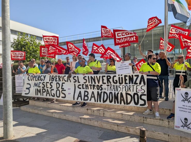 CCOO se concentra para reclamar una solucin al impago de nminas en centros de transporte