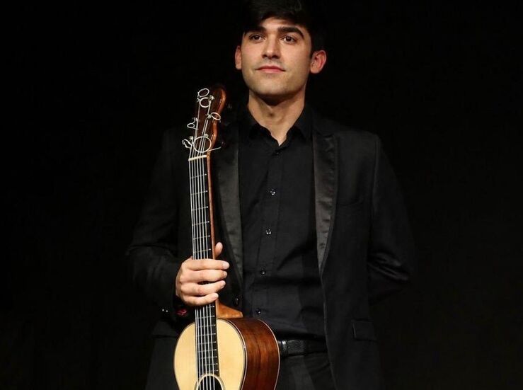 Nacho Cuadrado 2 Premio y Premio Especial Knobloch Strings en Paganini Guitar Festival