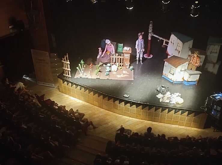 Diputacin Badajoz acerca a 1500 estudiantes beneficios reciclaje con una obra de teatro