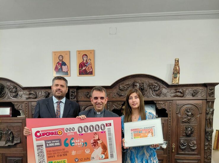 Obispo de Plasencia recibe copia Cuponazo dedicado al viaje del Papa Len XIV a Espaa