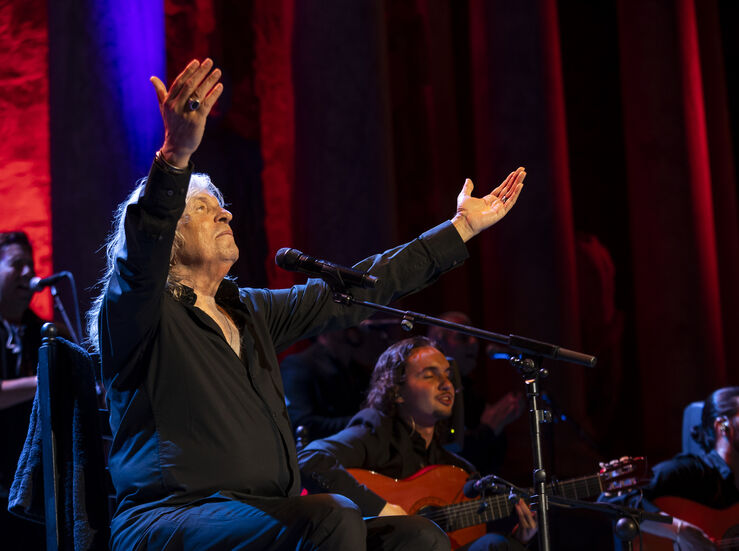 Jos Merc rinde culto a Manuel Alejandro y al flamenco sobre el Teatro Romano de Mrida