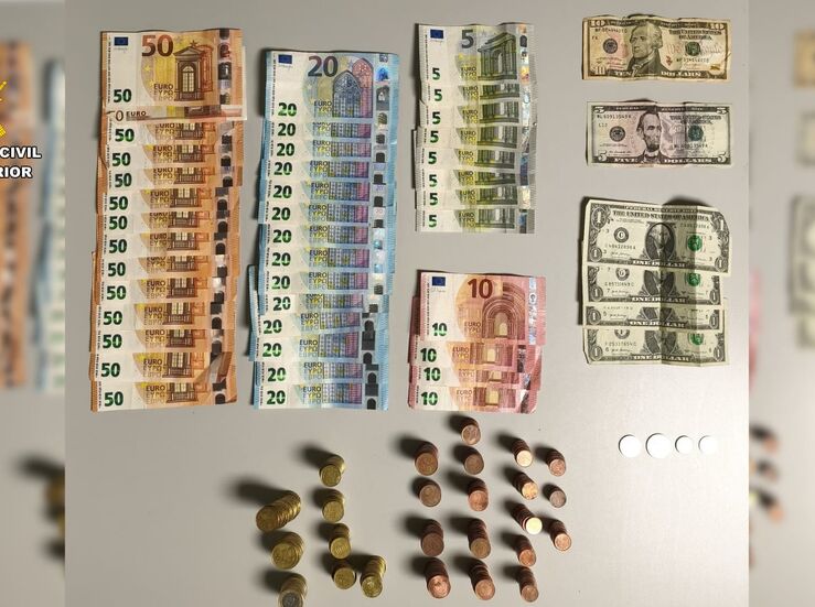 Dos detenidos tras robar la recaudacin de un local comercial y hurtar un bolso en Cuacos