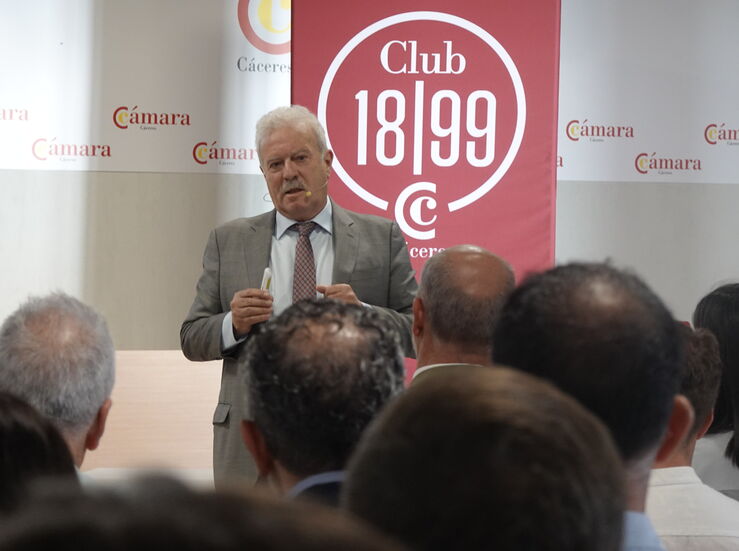 Cincuenta empresarios comparten en Cceres un desayuno con periodista Manuel Campo Vidal