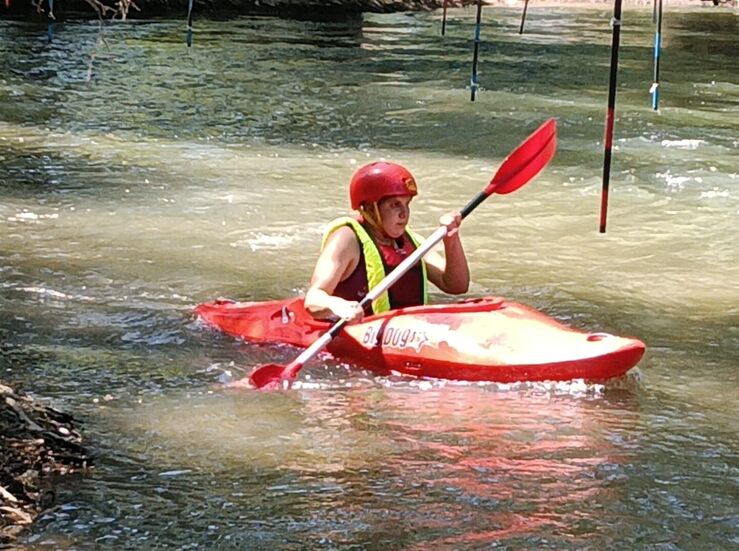 Elena Ayuso har historia como la primera mujer del mundo en competir en Aguas Bravas
