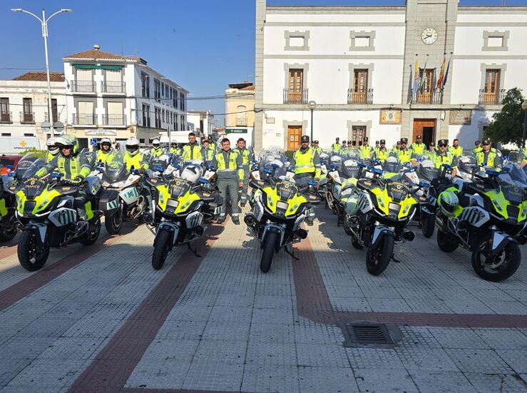 Motoristas curso trfico Escuela Guardia Civil de Mrida practican por vas de varias CCAA