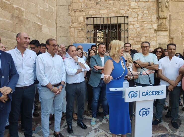 Mateos cree que Elena Manzano tiene un amplio conocimiento del PP de la provincia 