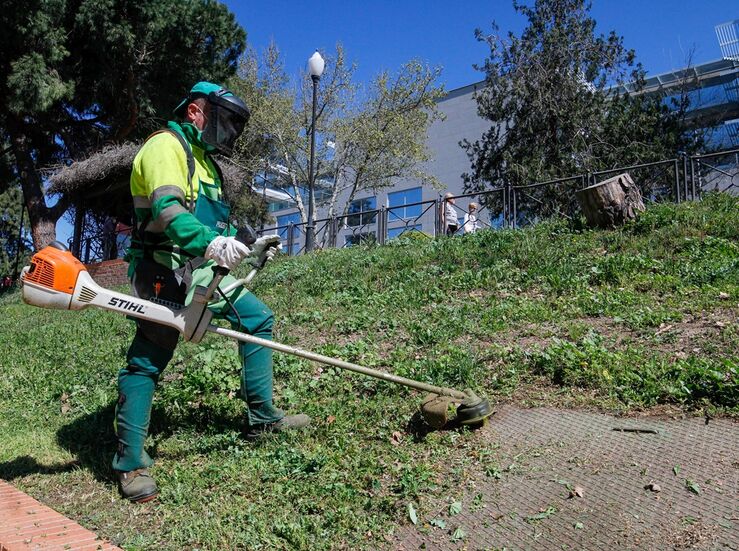 El Ayuntamiento de Mrida realiza tareas de desbroce de 65 hectreas en barrios y zonas
