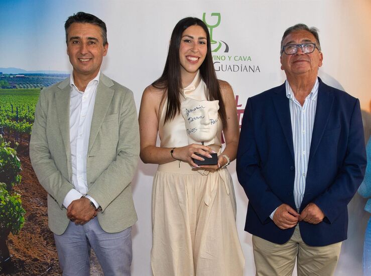 Ruta de Vino y Cava Ribera del Guadiana entrega Premio Nacional Periodismo a Miriam Moreno