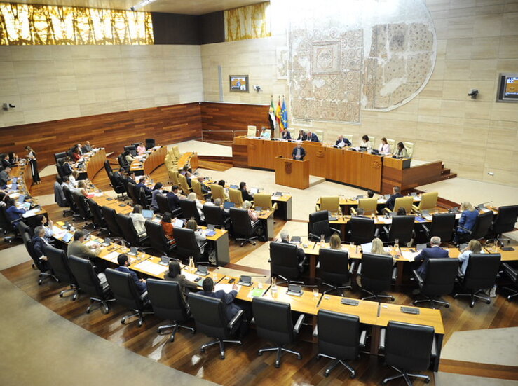 Asamblea Extremadura retoma plenos con cara a cara de Guardiola y Cotrina y crisis Ceuta