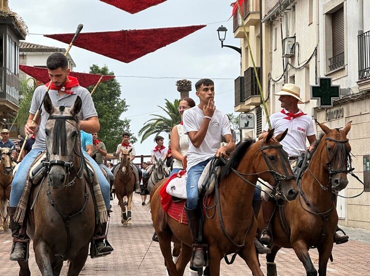 Coria arranca sus Fiestas de San Juan con la tradicional Quema del Capazo