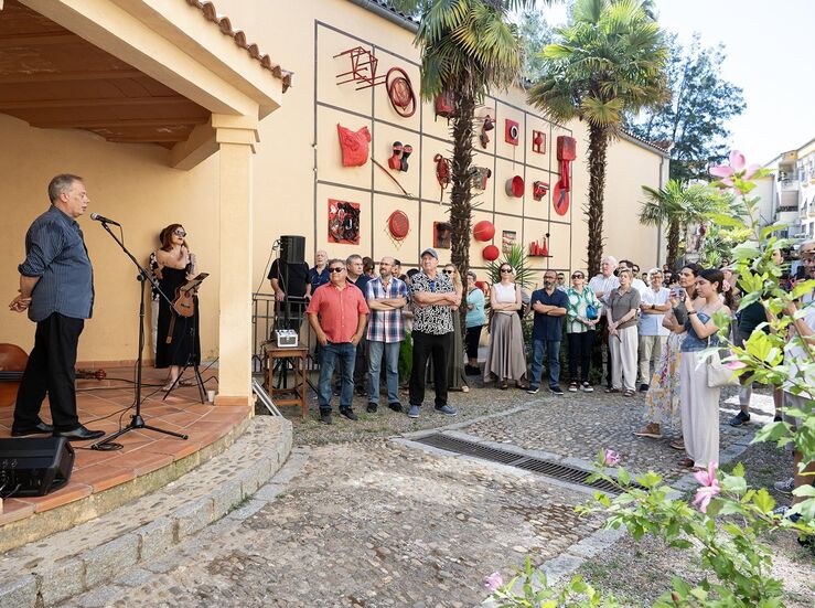 Ciria conecta edificio Julin Murillo y Museo Pedrilla de Cceres con performance
