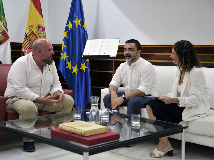 Naharro recibe a representantes de USO Extremadura para tratar vas de colaboracin 