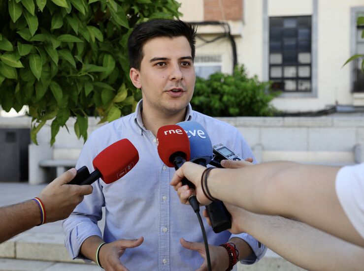 PSOE reclama a Guardiola que defienda a 3000 jvenes extremeos que estudian en Madrid