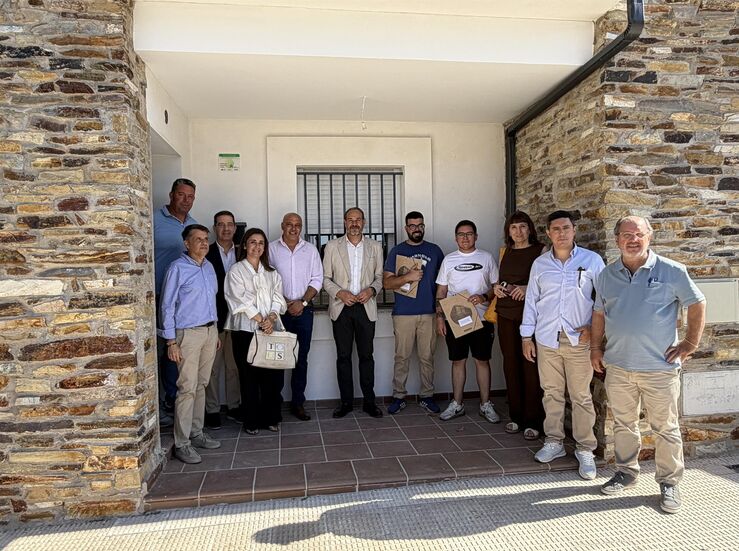 La Junta entrega las llaves de dos viviendas de promocin pblica en el Toril
