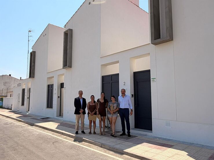 Junta entrega llaves a adjudicatarios de 4 viviendas VPO en Robledillo de Trujillo