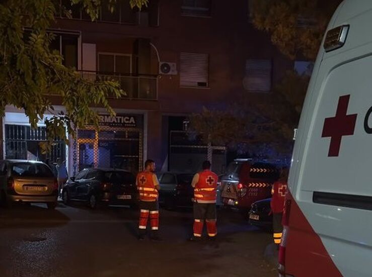 Cruz Roja interviene de manera preventiva en un incendio en un bloque viviendas en Badajoz