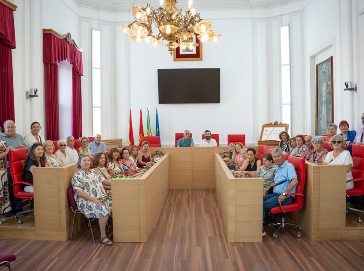 Miembros de la Casa de Extremadura de Sanlcar de Barrameda visitan el Ayuntamiento Mrida