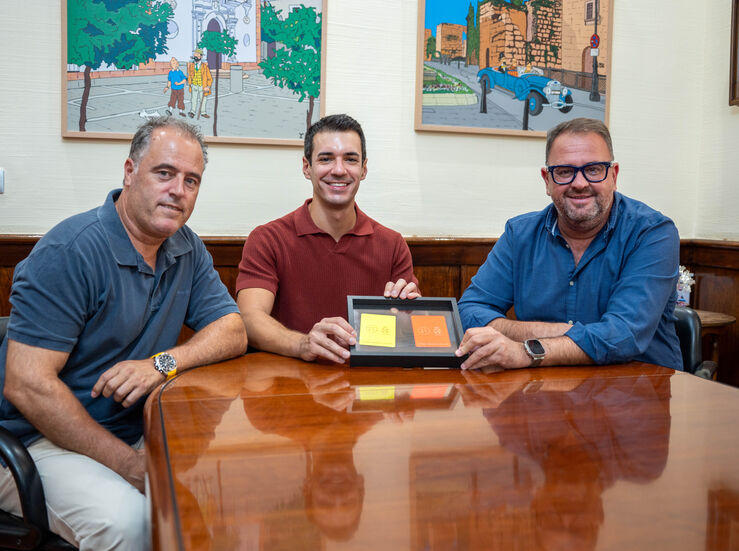 Osuna recibe al rbitro Daniel Miranda tras lograr su ascenso a LaLiga Hypermotion 