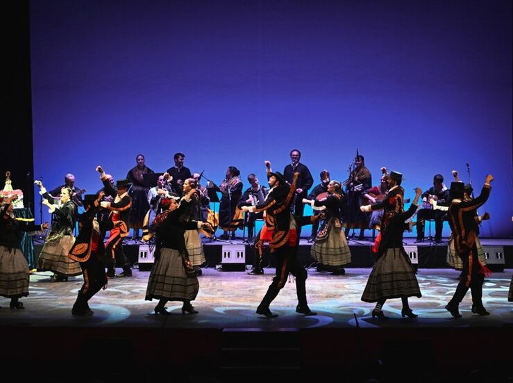 Grupos de Badajoz Bulgaria y Alburquerque en I Gala XLV Festival Folklore de Extremadura