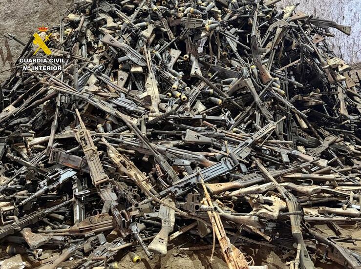 La Guardia Civil destruye 33 toneladas de armas almacenadas en dos naves de Quintana