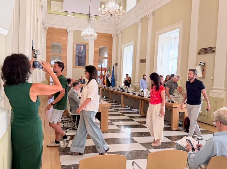 En pleno Cceres PP y Vox apoyan defensa de la Cruz de Caidos y PSOE y Unidas abandonan 