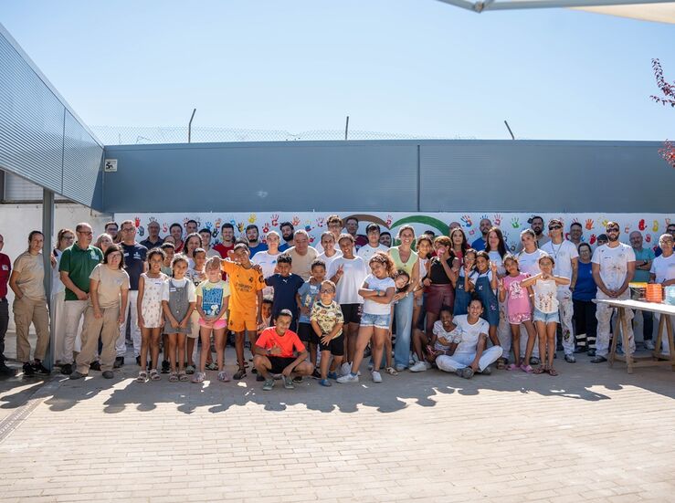 Alumnado de Escuela Barraeca de Mrida recibe a los nios del programa Vacaciones en paz