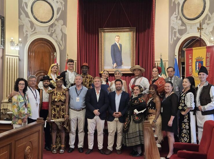 Badajoz recibe a grupos participantes en Festival Folklrico Internacional de Extremadura