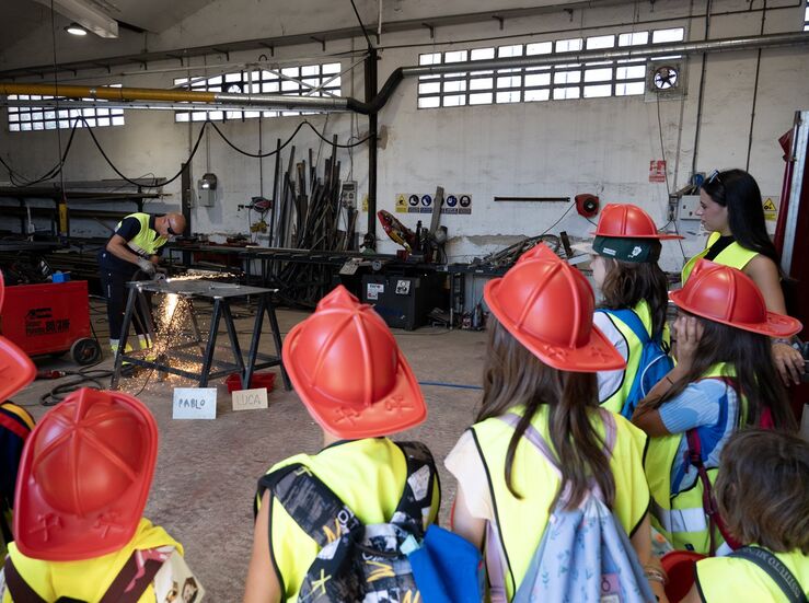 Nios del Centro de Pedagoga Sonrisas visitan los talleres de Diputacin de Cceres