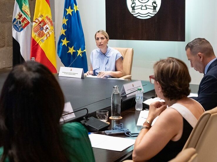 Autorizado contrato servicio seguridad Centro Acogida Menores Jardn del Sauce Cceres