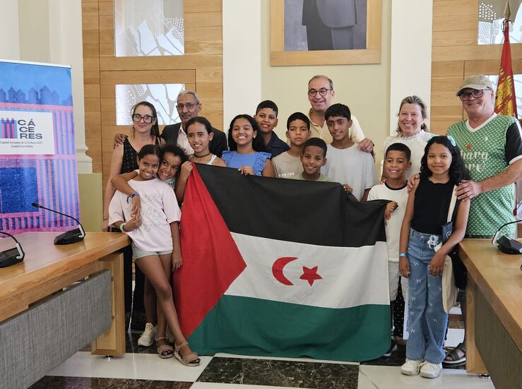Nios saharauis del programa Vacaciones en Paz visitan el Ayuntamiento de Cceres