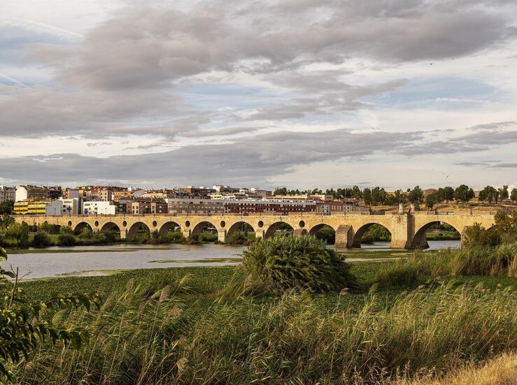 CHG prohbe temporalmente navegacin en tramo urbano a su paso por Badajoz por seguridad