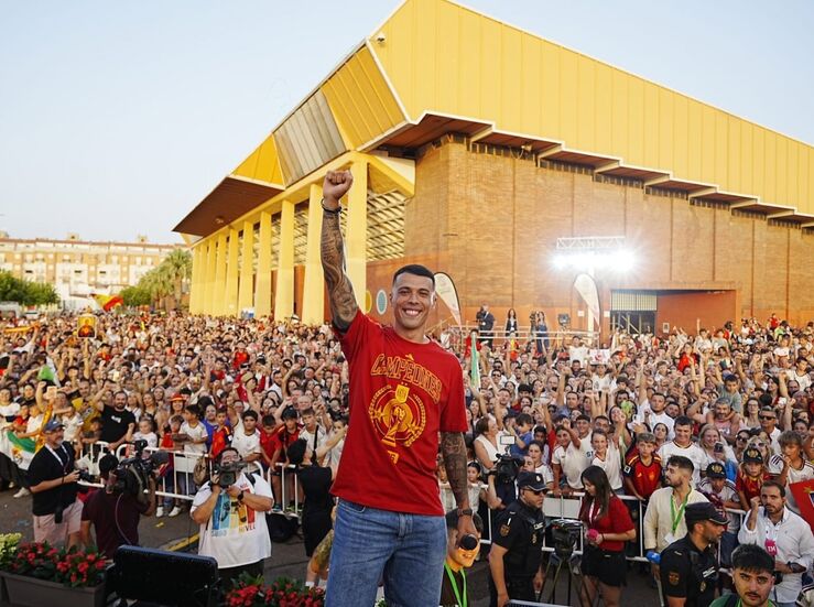 Miles de personas reciben a Pedro Porro Bienvenido al lugar donde empez todo