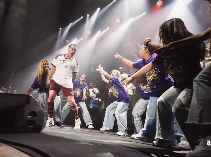 La bailarina Mara Seco hace vibrar al pblico en el concierto de Elvis Crespo 