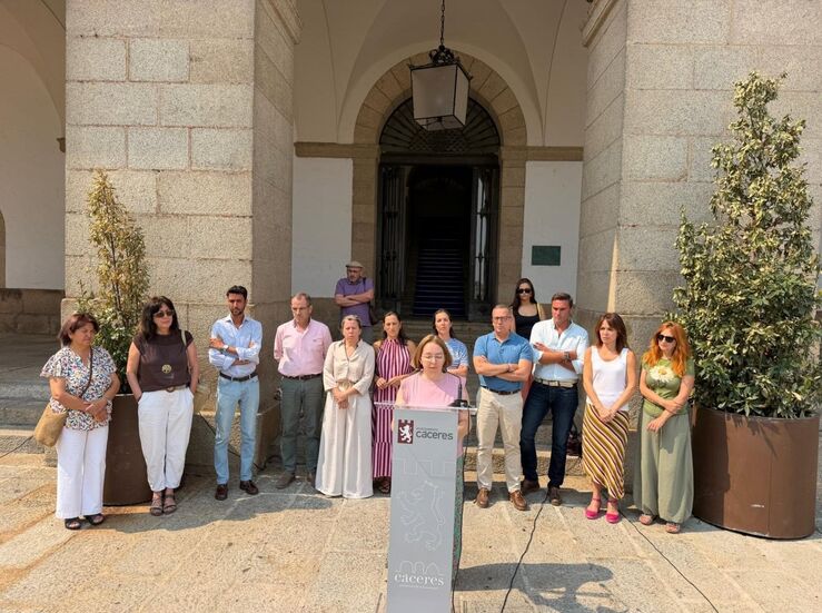 En Cceres minuto de silencio por asesinatos de mujeres vctimas de la violencia machista