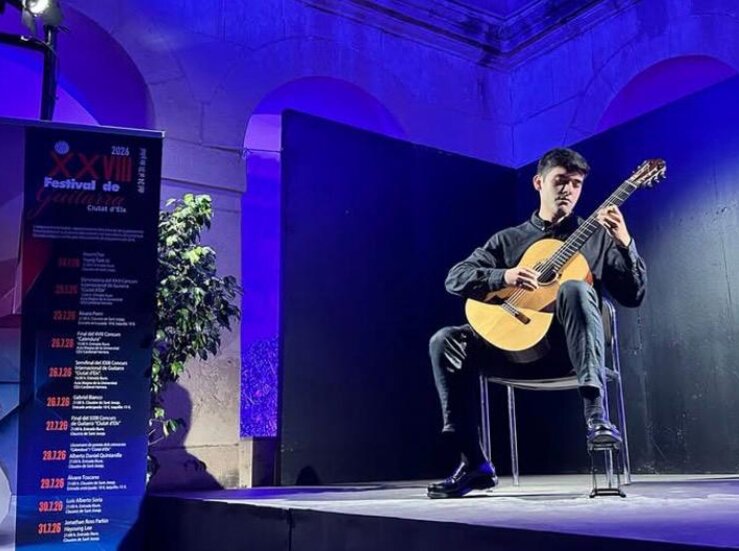El emeritense Nacho Cuadrado conquista el Concurso Internacional de Guitarra Ciutat dElx