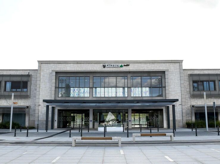 Renfe pide a ayuntamientos Cceres y Badajoz que mejoren conexiones bus con estaciones 