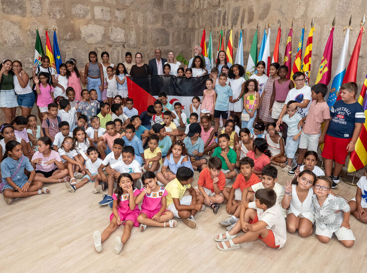 Guardiola recibe a nios saharauis y familias de acogida del programa Vacaciones en Paz