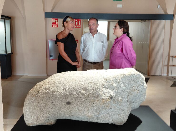 El Museo de Cceres expone el verraco geminado recuperado en el embalse de Valdecaas