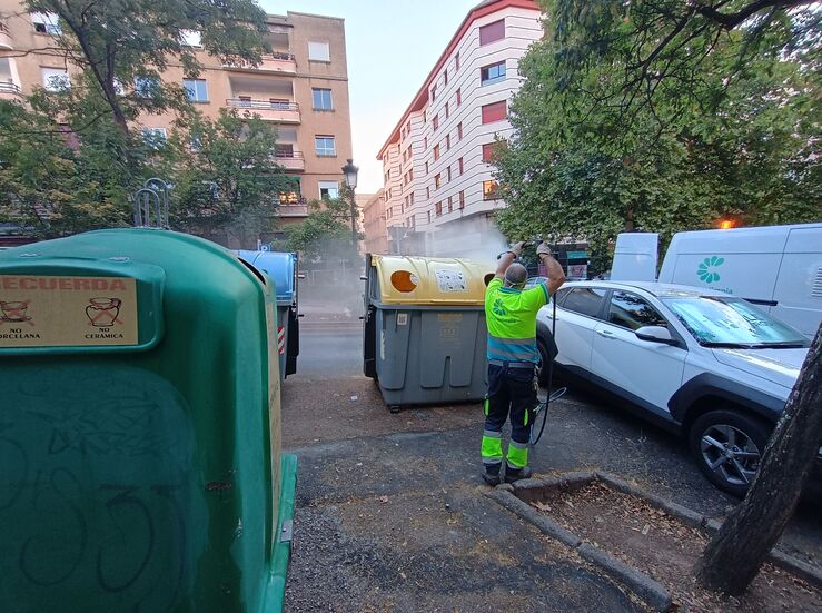 Cceres intensifica las actuaciones de limpieza y mantenimiento del mobiliario urbano