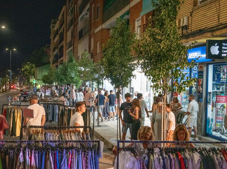 Medio centenar de establecimientos de Coria abren en la Showpping Night