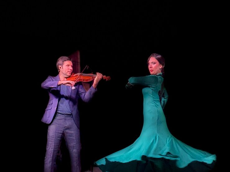 Ms de 700 personas vibran en Portaje con el concierto del violinista Paco Montalvo
