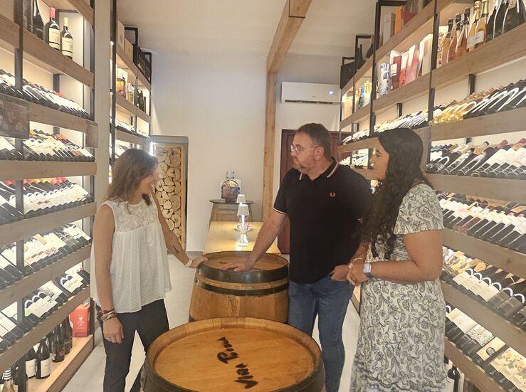 Osuna muestra su respaldo al emprendimiento de Mrida con su visita a WinesMovidas